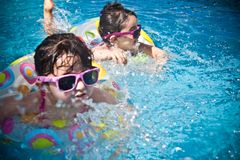Børns øjne er ekstra udsatte overfor solens stråler. Specielt ved vandet, hvor solens stråler reflekteres, og dermed udsætter øjnene for en øget eksponering af UV-stråler.