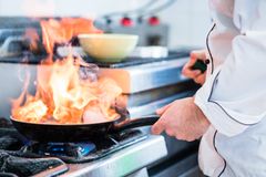 Uanset om man er nybegynder eller masterchef i køkkenet, skal man undgå for pludselige temperaturstigninger for at beskytte sine pander. Foto: PR.
