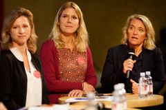 Politisk paneldebat på årets Psykiatritopmøde. SFs Trine Torp (midtfor) mener, at psykiatriens brugere skal have krav på revurdering af diagnoser og planer for udtrapning af medicin - forslag som Det Sociale Netværk bakker op om