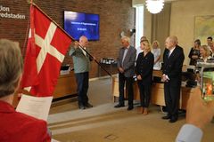 Efter traditionen slås tre søm i fanen ved dens indvielse. Det første søm blev slået i af Erik Fage-Pedersen, der ses længst til højre. Til venstre fra ham ses Regionsrådsformand Sophie Hæstorp Andersen (S) og Næstformand Henrik Thorup (O), som stod for at slå de to øvrige søm i fanen.