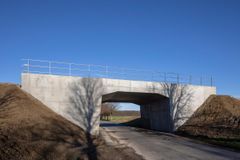 Den grønne beton er brugt i dele af en ny jernbanebro på Kærstrupvej ved Rødby på Lolland. Foto: Torben Eskerod