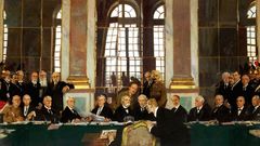 Fredsslutningen efter Første Verdenskrig holdt ikke meget mere end tyve år. Illustration: William Orpen. The Signing of Peace in the Hall of Mirrors Versailles 28th June 1919. Kilde WikiCommons Public Domain