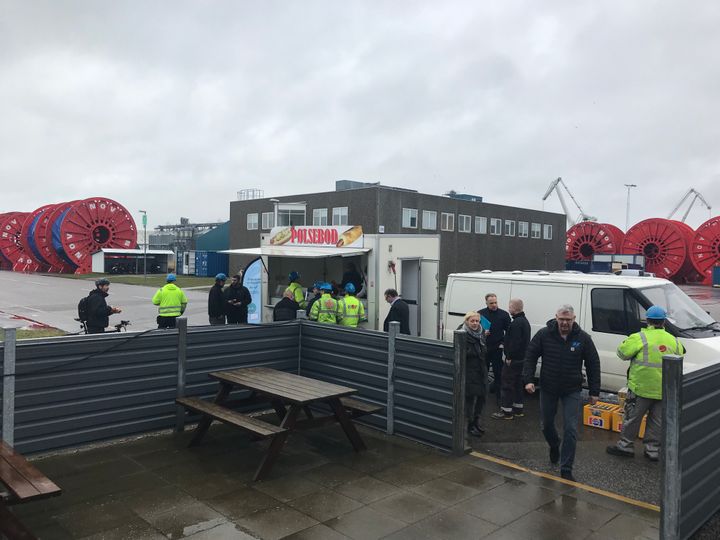 Der var rift om pølserne, da Hands-on besøgte NOV. Foto: Industriens Uddannelser