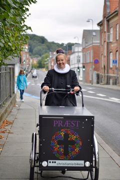 Signe Toft er korshærspræst. Hun møder udsatte mennesker - blandt andet med sin cyklende gadekirke. Foto: Poul Kjærgaard
