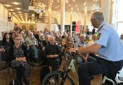 Eftermiddagen bød på et stort udvalg af gode råd og ideer til de mange fremmødte til Trafikcafeen – bl.a. fra Nordsjællands Politi, som på cykel gav gode råd om tegngivning, færdselsregler mv. for cyklister