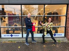 Tidligere professionel badmintonspiller Thomas Laybourn (t.v.) og Jonna Glifberg (t.h.), som er frivillig i Blå Kors' genbrugsbutik i Rødovre.