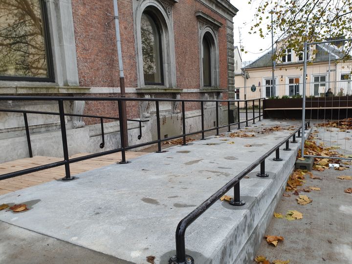 Ny handicaprampe ved Stiftsmuseet i Maribo.