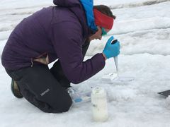 Ian Stevens, forskningsartiklens hovedforfatter, forbereder smeltevandsprøver til transport før analyse på Svalbard (Photo: Dr Arwyn Edwards, Prifysgol Aberystwyth University)