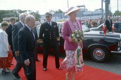 H. M. Dronning Margrethe 2. og Prins Henrik ankommer på den røde løber til åbningen af Storebæltsbroen.
Fotograf: Søren Madsen