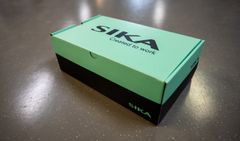 Der skal spares på ressourcerne i en grøn virksomhed, og derfor udfaser Sika Footwear sit trykte katalog efter 2021. På emballagesiden skal der også skæres ned, og nu pakkes flere sko i samme kasse. Fotos: Kresten Vestbjerg Thyø