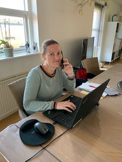 Borgerkonsulent Karina Tjørneskov Andersen i gang med opgaver for Folkeregistret på hjemmearbejdspladsen.