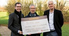 Afdelingsdirektør Jan Nyvang (t.v,) og kunderådgiver Poul Erik Christiansen flankerer Peter Thorsen, der modtager gavechecken på HIKC’s vegne.