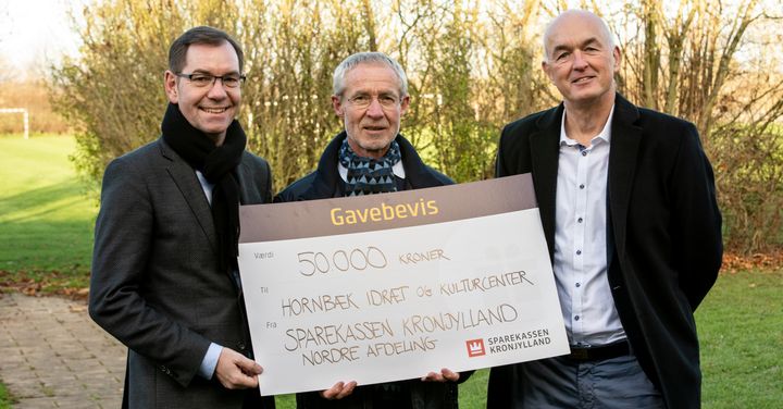 Afdelingsdirektør Jan Nyvang (t.v,) og kunderådgiver Poul Erik Christiansen flankerer Peter Thorsen, der modtager gavechecken på HIKC’s vegne.