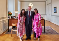 Statsministeren inviterede Kanita Maisha og Farjana Akter til kaffe og pink kage i en lille time.