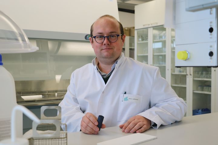 Adjunkt Mads Koustrup Jørgensen i laboratoriet, hvor han forsker i membranteknologi, der skal bruges til spildevandsrensning. Foto: AAU