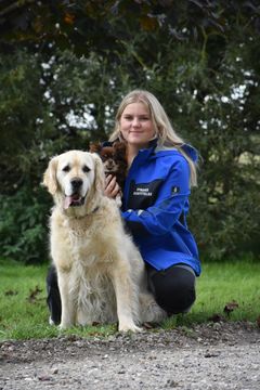 Johanne Skriver har været frivillig på Nordjyllands Internat siden hun var 9 år gammel. Da hun blev konfirmeret i efteråret, valgte Johanne at donere en del af sine konfirmationspenge og samtidig starte en indsamling. Hun har nu samlet 40.000 kr. ind. Foto: Dyrenes Beskyttelse. Til fri afbenyttelse