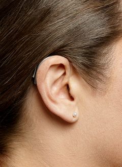Trods det diskrete udseende rummer moderne høreapparater utallige indstillinger, og med den nye måde at justere kan brugeren være sikker på, at indstillingerne er helt optimale. Foto: PR.