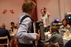 Kai Bredholt spiller op til grønlandsk fællessang. Fotograf Ranva Hagen