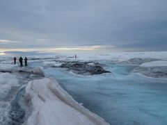 I Grønland observerer medlemmer af forskerholdet en iskappes overfladestrøm, der transporterer smeltevand og mikroorganismer til nedstrøms miljøer (Photo: Dr Arwyn Edwards/Dr Tristram Irvine-Fynn, begge Prifysgol Aberystwyth University)