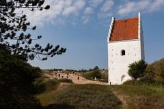 Sommergæster ved Den Tilsandede Kirke