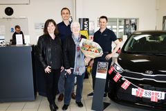 Den første vinder af en ny Kia Picanto med 3 års serviceaftale er allerede udtrukket. Det blev Hanne Gamsbøl, der er kunde hos Tappernøje Auto. Her ses vinderen i selskab med AutoMesters marketingkoordinator Lena Britt Pedersen, kædechef Tommy Stuckert og indehaver af Tappernøje Auto Jan Christoffersen.