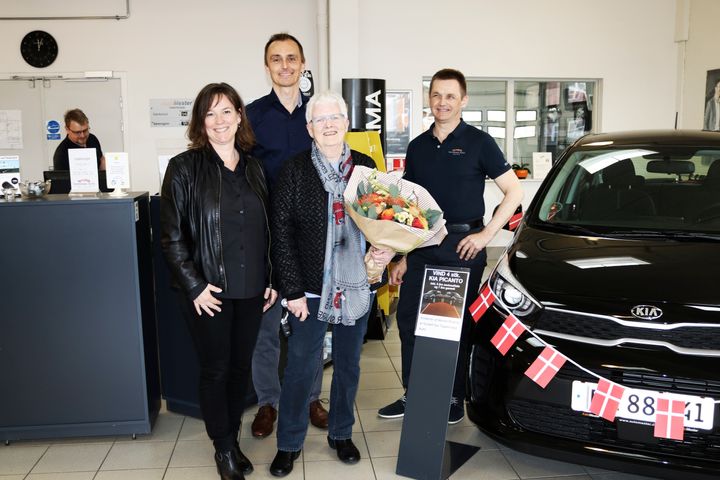 Den første vinder af en ny Kia Picanto med 3 års serviceaftale er allerede udtrukket. Det blev Hanne Gamsbøl, der er kunde hos Tappernøje Auto. Her ses vinderen i selskab med AutoMesters marketingkoordinator Lena Britt Pedersen, kædechef Tommy Stuckert og indehaver af Tappernøje Auto Jan Christoffersen.