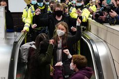 Greta Thunberg ankommer til Glasgow. "Finally in Glasgow for the #COP26 ! And thank you for the very warm welcome…😅 Photo: PA".