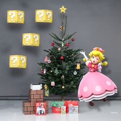Nintendo og Princess Peach: Pynter juletræet med en ny Nintendo model, Nintendo spil, Nintendo-merchandise mm. Vurdering: 3.000 kr. (Foto: Annett Ahrends)
