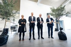 Museumsdirektør på det Grønne Museum, Anne Bjerrekær, Borgmester i Norddjurs Kommune, Kasper Bjerregaard, Rektor Brian Bech Nielsen og Dekan ved Det Tekniske Fakultet, Eskild Holm Nielsen, klippede sammen snoren med de udleverede havesakse. Foto: Roar Paaske/AU Foto