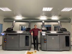 Niklas Franke mellem to 3D-printere ved Danfoss kompetencecenter i Nordborg