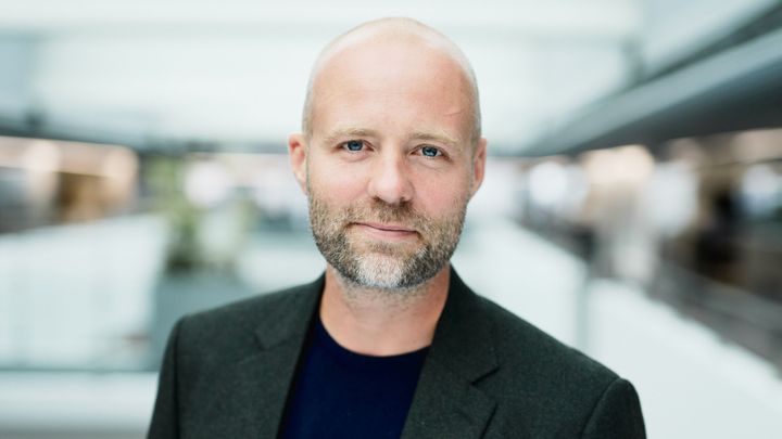 Joachim Claushøj Bindslev bliver ny vært på TV 2s nyhedspodcast 'Dato'. (Foto: Henrik Ohsten/TV 2)