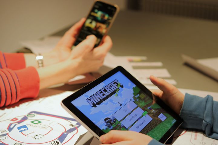 Få en god snak med dine børn om familiens digitale liv