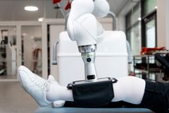 Den nye udgave af ROBERT har en knap, så patienten selv kan starte og stoppe robotten.