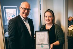 Maria Jessen, Fjelstrup, modtog anerkendelsen fra GF Forsikring for sit arbejde i "Fjelstrup Nødbehandler".
