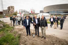 ATP Ejendomme, Zleep Hotels og Gråkjær har taget første spadestik til et nyt stort og moderne hotel i centrum af Ørestaden med nabo til Royal Arena.