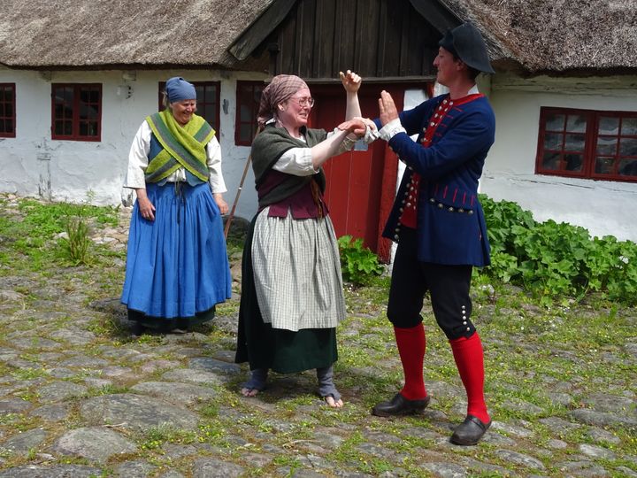 Et historisk teaterstykke udspiller sig på gårdspladsen et par gange i løbet af dagen, når Gl. Kongsgård fejrer begyndelsen på en ny sæson. Foto: ROMU