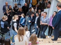 Statsministeren kom på hemmeligt besøg hos SDU Esbjerg på Degnevej her til formiddag for at afsløre, at jurauddannelsen nu endelig kommer til Esbjerg. Foto: Esbjerg Kommune
