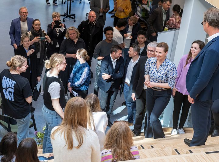 Statsministeren kom på hemmeligt besøg hos SDU Esbjerg på Degnevej her til formiddag for at afsløre, at jurauddannelsen nu endelig kommer til Esbjerg. Foto: Esbjerg Kommune