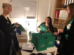 Salgseleverne Kimmie Vehage Sørensen, Michelle Ravnkilde Hansen og Louise Busch Melchiorsen forbereder goodie bags til kunderne.