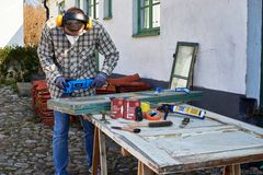 Reparér i stedet for at købe nyt, er Biltemas miljøvenlige budskab i den nye rapport. Foto: PR.