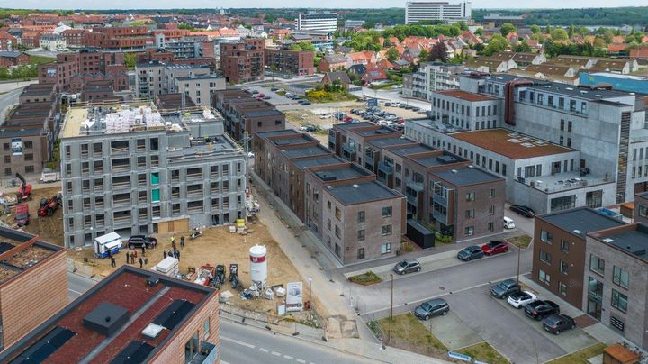 Dansk Boligbyg bygger yderligere 51 boliger (tv) for Ejegod Ejendomme i Viborg Baneby. Tidligere har parterne samarbejde om 144 udlejningsboliger til PFA, som ses th i billedet. Billede kan frit benyttes ved omtale af projektet.