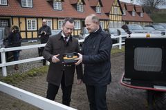 Minister styrer robottraktor