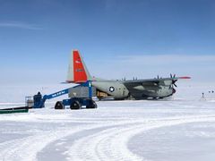 Så er Hercules-flyet landet ved forskningsstationen Summit Camp 850 kilometer inde på indlandsisen og har afleveret sin last, en Genie S45 Trax med dobbelte larvebånd fra Jøma Lift Teknik. Foto: PR.