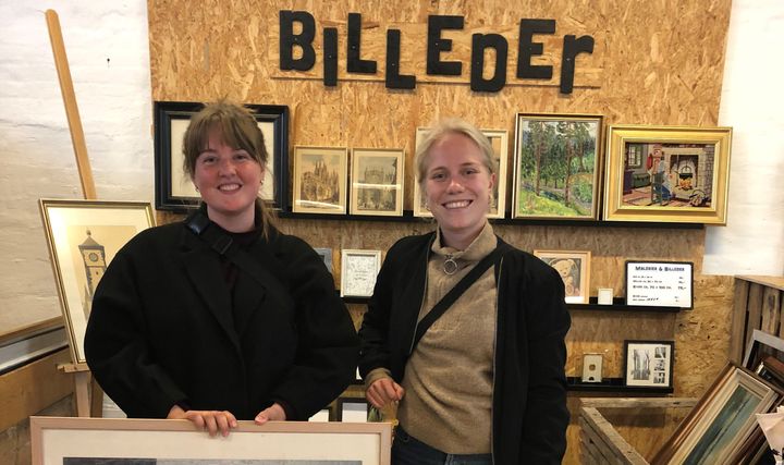 Mange kunder har lagt vejen forbi en af Blå Kors' genbrugsbutikker siden genåbningen. Her ses Signe Betzer og Grete Fink i butikken i Aarhus.