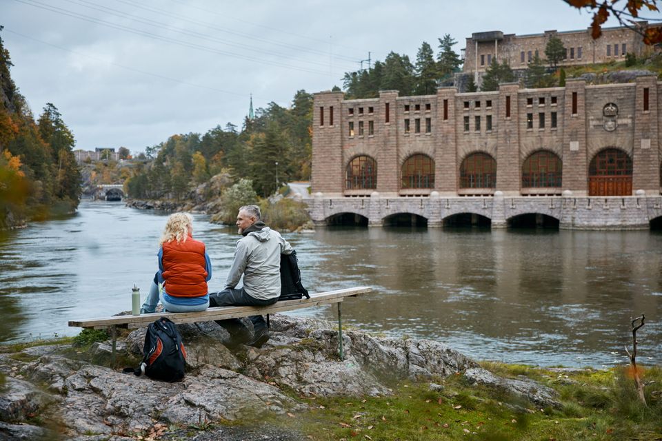 Pause ved Göta Älv på Pilgrimsleden i Vestsverige. Foto: Jonas Ingman