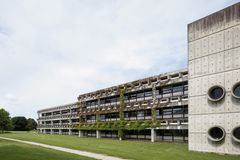 Roskilde Rådhus er et af 21 eksempler på fremragende betonarkitektur  i lærebogen Dansk Beton. Nu kan du også læse om den på den nye portal synligbeton.dk. Foto: Torben Eskerod