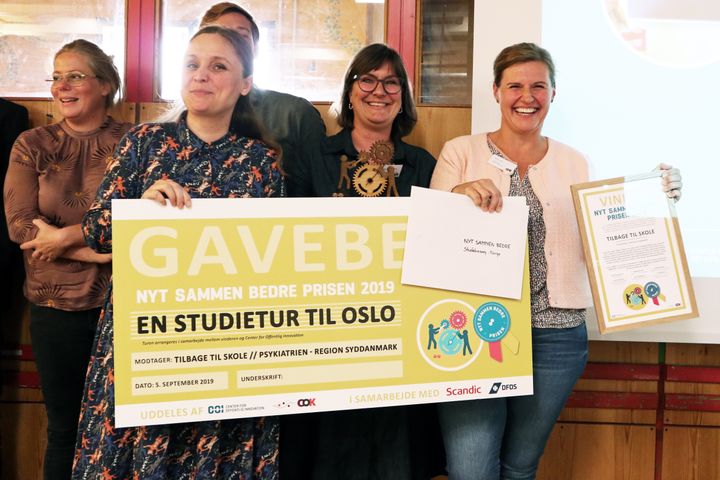 Nini Engbo, Rikke Rævsgård Hansen og Hanne Holm fra Psykiatrien i Region Syddanmark modtager prisen på scenen til Innovationsdagen i Horsens den 5. september.