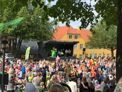 2.200 børn fra dagtilbud og skole deltager i Børnekulturfestivalens officielle åbningsfest mandag den 8. maj. Her optræder både Avantgarden, De Skøre Strømere, Næsse og Ulla Abdullas Cocobongoband.