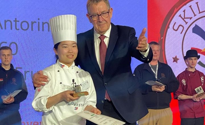 21-årige Sophia Rosa Antorini blev fejret af blandt andre tidligere statsminister Poul Nyrup Rasmussen, da hun i april vandt DM i Skills for kokkeelever.