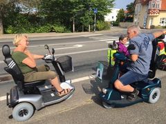 ERFARING OG VIDEN PÅ VEJEN: En el-scooter, el-kørestol eller mini-crosser giver bevægelsesfrihed til mennesker, der af den ene eller anden grund ikke kan bevæge sig til fods eller på cykel. Men det kræver både viden og erfaring at bevæge sig omkring på de små populære køretøjer - ellers kan det hurtigt ende galt. (Foto: Privat)